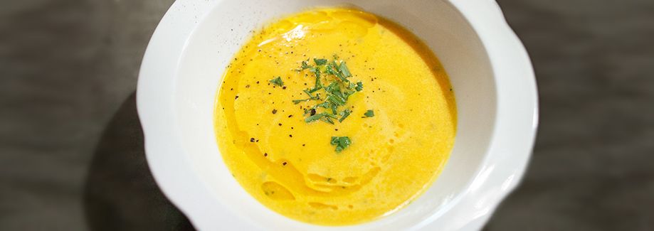 Gyömbéres sárgarépa-krémleves sárgabarackmag olajjal