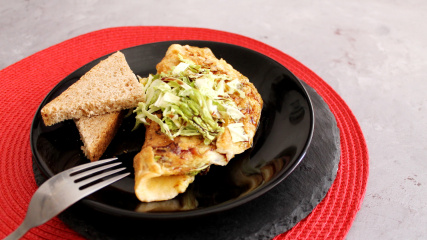 Kelkáposztás omlett tökmagolajjal recept