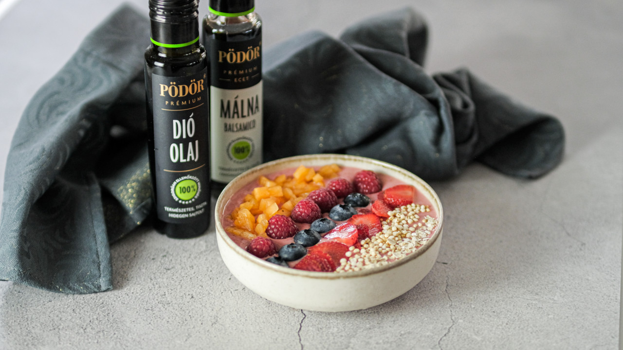 Hűsítő epres-málnás smoothie tál dióolajjal és málna balsamicóval