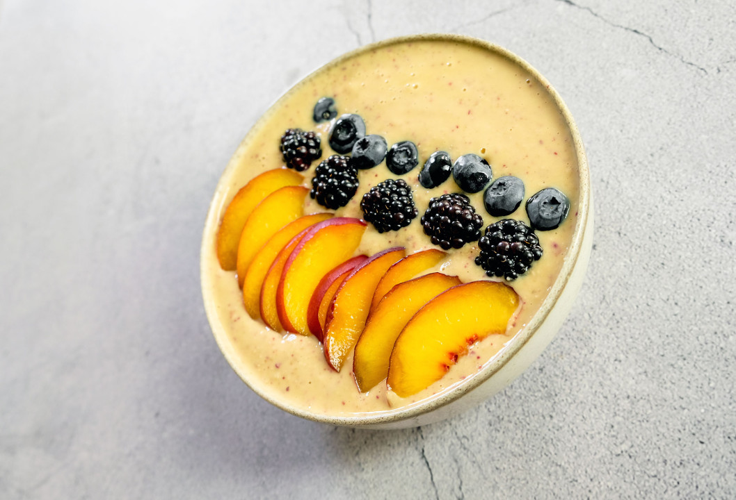 Őszibarackos reggeli smoothie bowl Pödör mogyoróolajjal és alma gyümölcsecettel