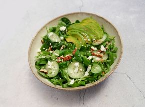 Friss nyári avokádós zöldsaláta recept mogyoróolajjal