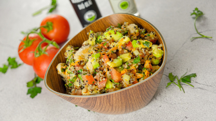 Csirkés quinoa saláta bio makadámia dió olajjal és birsalma gyümölcsecettel