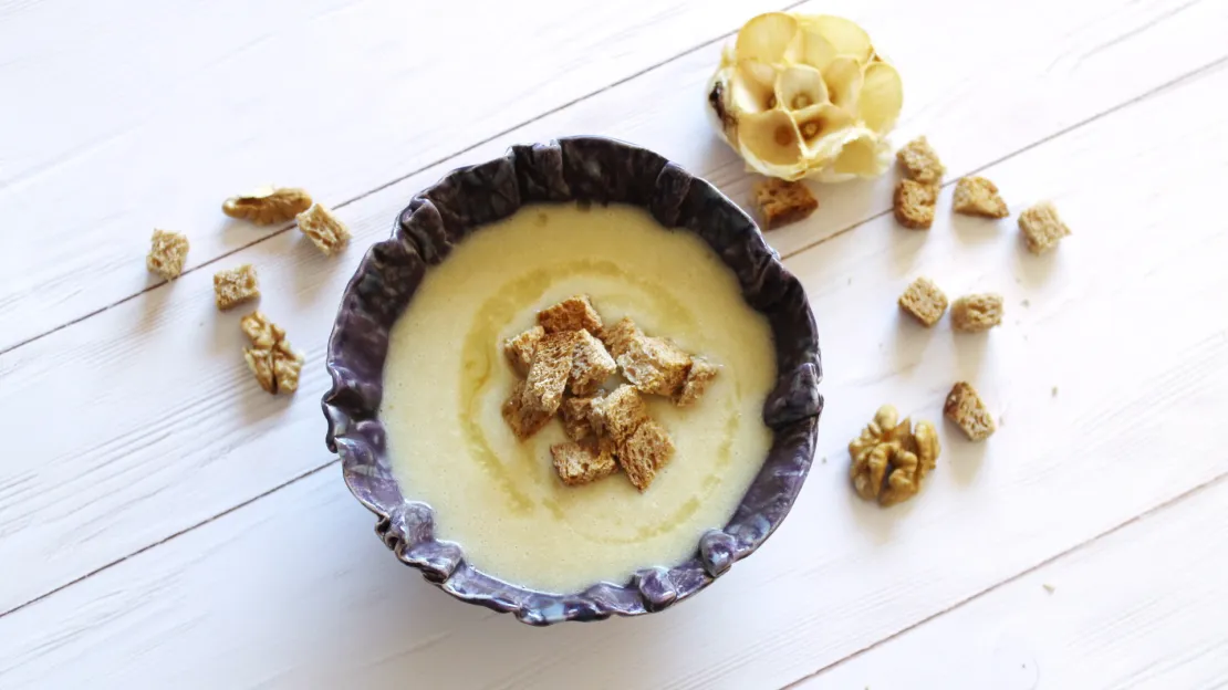 Fokhagyma-krémleves dióolajos krutonnal recept