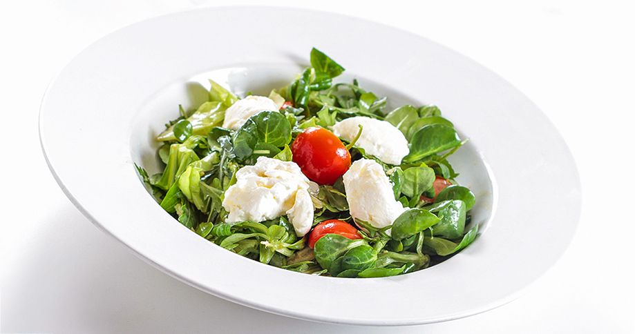 Kecskesajtos zöldsaláta mogyoróolajos vinaigrettel recept