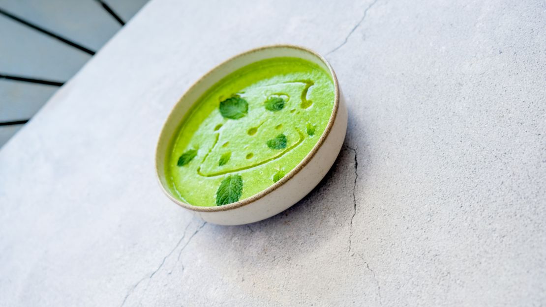 Frissítő zöld gazpacho (hideg zöldségleves) máriatövis magolajjal