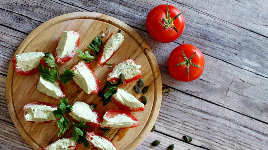 Zöldfűszeres túróval töltött paradicsomcsónakok recept