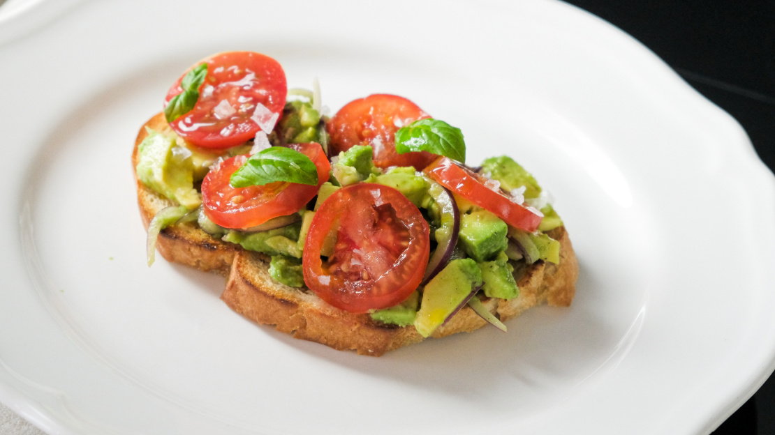 Avokádós bruschetta omega 3-ban gazdag lenmagolajjal