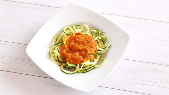 Cukkini spagetti, sültparadicsom-szósszal recept