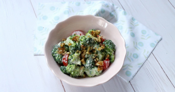 Gorgonzolás, dióolajos brokkoli saláta recept