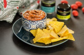 Házi pikáns salsa alma gyümölcsecettel és olívaolajjal