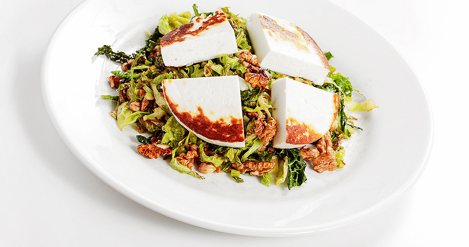 Gebratener Wirsing mit Ziegen-Grillkäse, Pödör Walnussöl und Pödör ...