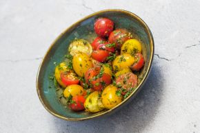 Omega-3-ban gazdag színes paradicsomsaláta tökmagolajjal és lenmagolajjal