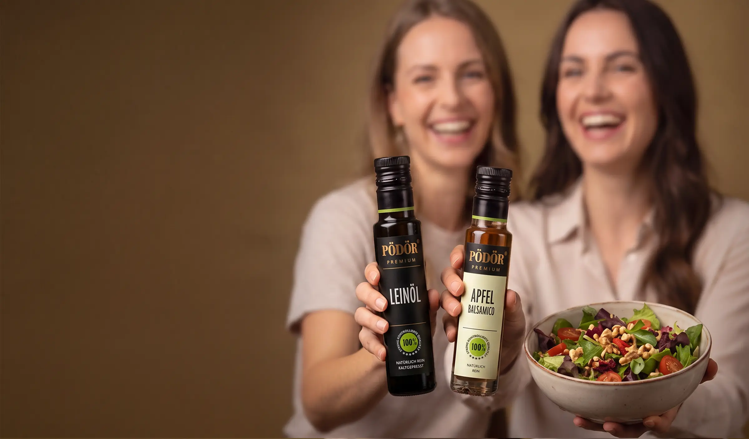 Pödör Leinöl und Apfel Balsamico als Verfeinerung für frischen Salat.